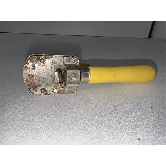 D11 VINTAGE EDLUND JUNIOR NO.5 YELLOW WOOD HANDLE '50's CAN OPENER - Picture 4 of 4